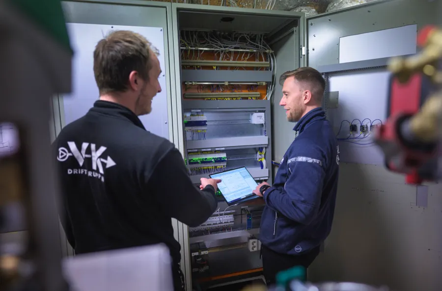 VK Inneklimat-tekniker arbetar med ventilation och styrsystem på plats hos kund